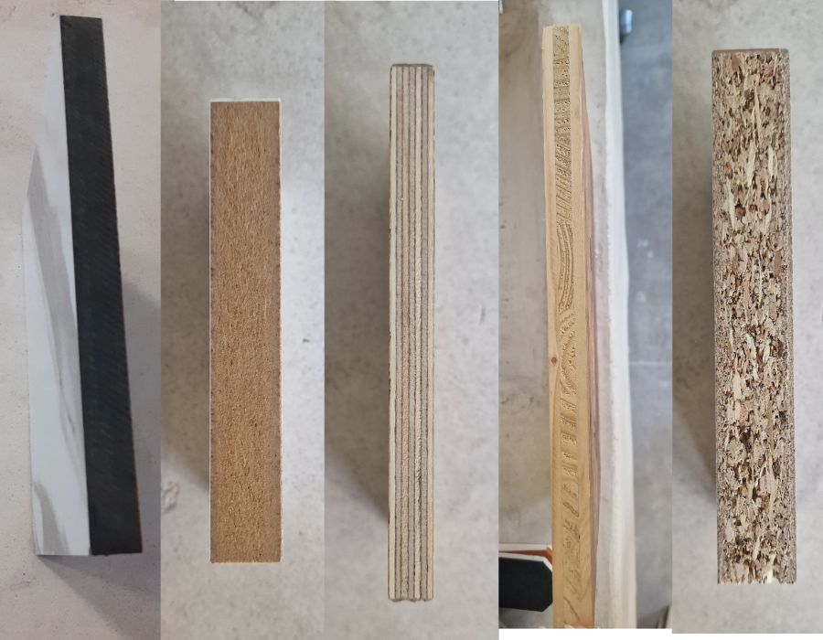 Δείγματα υλικών επίπλων μπάνιου σε τομή για σύγκριση αντοχής στην υγρασία