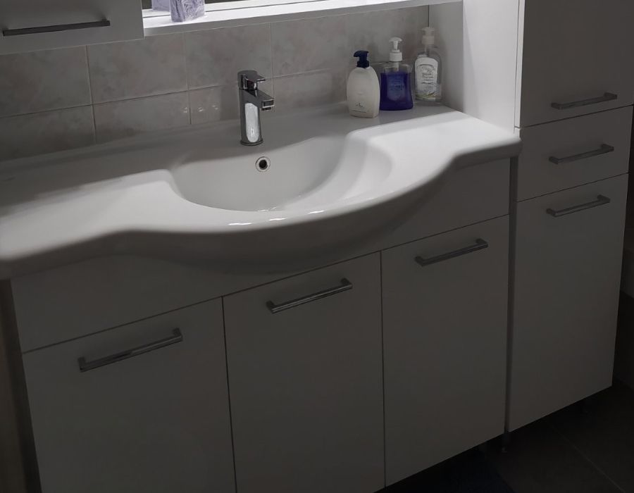 έτοιμο λευκό έπιπλο μπάνιου με αποθηκευτικό χώρο