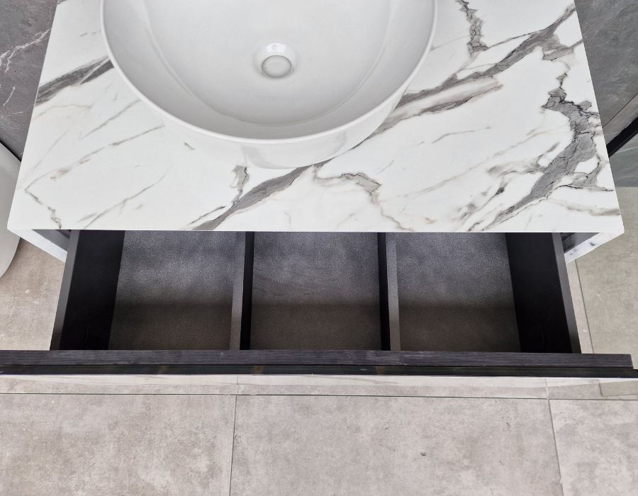 ανοιγμένο συρτάρι από έπιπλο μπάνιου που δείχνει την πρακτικότητά του