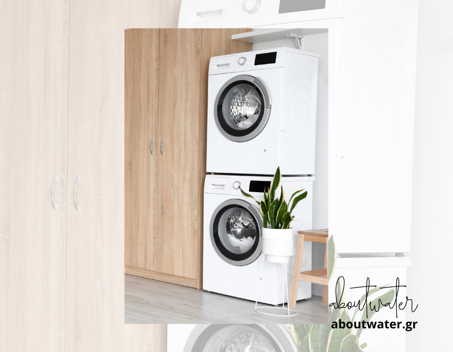 Ψηλή ντουλάπα με 2 φύλλα για αποθήκευση και οργάνωση στο μπάνιο, σε φυσική απόχρωση ξύλου. Δίπλα της υπάρχει πλυντήριο και στεγνωτήριο.