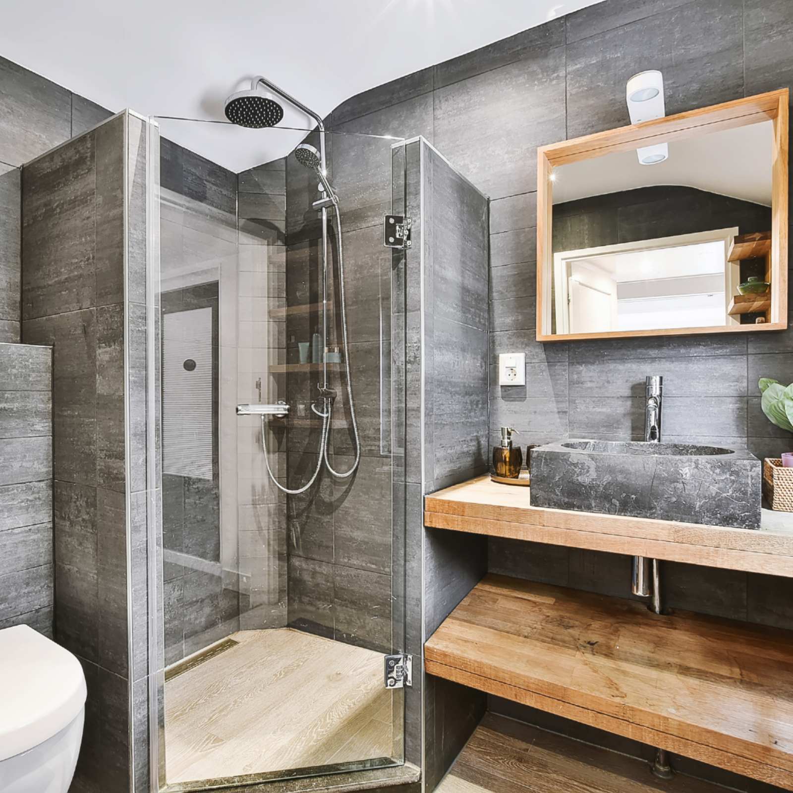 μοντέρνο μπάνιο με ντουζιέρα σε γκρι αποχρώσεις με ξύλινο πάγκο και ξύλινο καθρέφτη